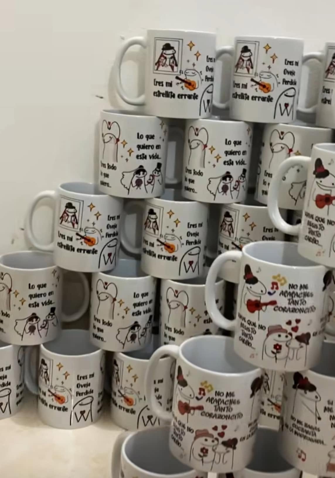 Colección de tazas personalizadas preparadas en el taller