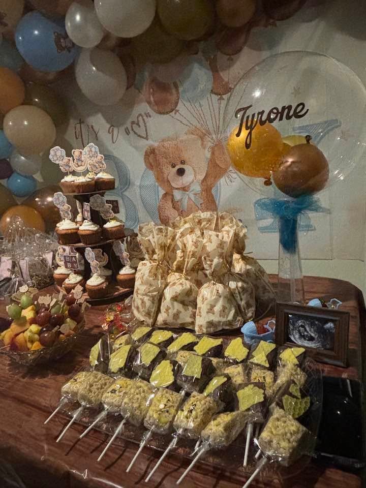 Mesa temática de celebración con globos y detalles decorativos